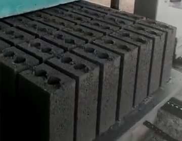 泉州水泥制磚機華源QT6-15越南兩孔磚制磚機 空心免燒磚機